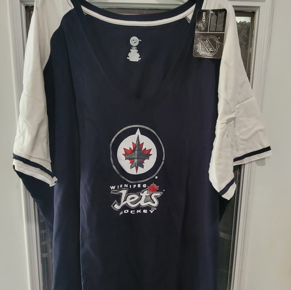 Women's v neck Jets hockey shirt. 4X